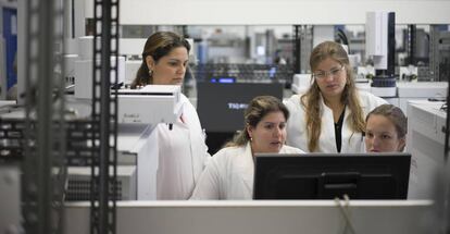 Cient&iacute;ficas en un laboratorio. 