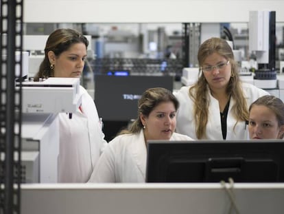 Cient&iacute;ficas en un laboratorio. 