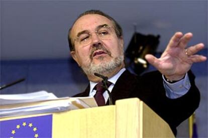 El comisario Solbes, durante la rueda de prensa en Bruselas.