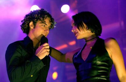 David Bisbal, con sus famosos rizos, y Chenoa, entonces su pareja.