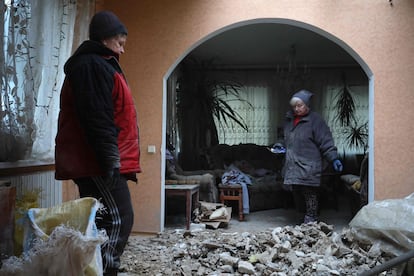 Vecinos de Stanytsia Luhansk, cerca de la línea del frente, en la parte controlada por el Gobierno ucranio, observan los daños causados por un ataque en su casa, el pasado viernes.