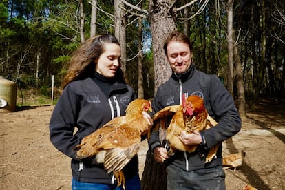 Patricia Lorenzo y David Sueiro, con ejemplares del galo celta.