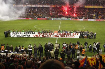 Prolegómenos de un partido disputado en San Mamés por la selección vasca de fútbol, con una pancarta en al que se hace referencia a Cataluña y Euskal Herria (2008).