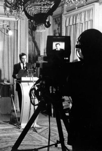 Adolfo Suárez, presidente del Gobierno, durante el discurso en TVE en el que anunció la disolución de las Cortes y la convocatoria de Elecciones Generales para el próximo 1 de Marzo de 1979. EFE/rba