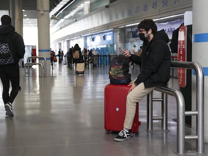 Un viajero aguarda la salida de su autobús en la Estación del Sur de autobuses en Madrid, este miércoles. A las tres de esta tarde se inicia la segunda fase de la operación especial de tráfico con motivo de las vacaciones de Semana Santa, en la que la Dirección General de Tráfico (DGT) espera que se produzcan 8,4 millones de desplazamientos.