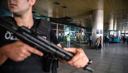 Vigilància a l'aeroport d'Istanbul després dels atemptats.