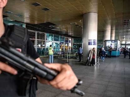 Vigilància a l'aeroport d'Istanbul després dels atemptats.