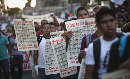 El pasado martes fueron detenidos en el Distrito Federal el alcalde de Iguala y su esposa, quienes se hallaban en paradero desconocido desde finales de septiembre. Se considera que el exregidor del municipio guerrerense podría ser el autor intelectual de la desaparición de los estudiantes y se espera que su declaración pueda aclarar adónde se encuentran los jóvenes.