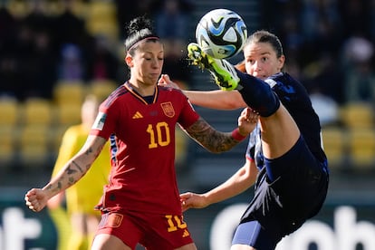 Damaris Egurrola (a la derecha), de Países Bajos, se hace con el control de la bola ante Jennifer Hermoso.