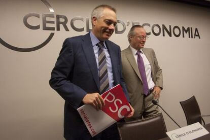 Pere Navarro, primer secretario del PSC, a la izquierda, junto a Josep Piqué, presidente del Círculo de Economía.