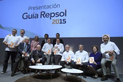 Antonio Brufau, presidente de Repsol, con los cocineros agraciados con los tres soles de la gu&iacute;a 2015.