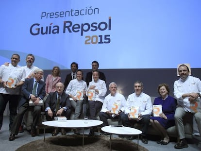 Antonio Brufau, presidente de Repsol, con los cocineros agraciados con los tres soles de la gu&iacute;a 2015.