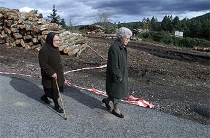 Dos mujeres pasan junto al lugar en el que fue hallado el cadáver de Ostoaga.