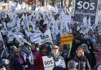 Los manifestantes reclaman además por los recortes en las ayudas y la reducción a las pagas de los cuidadores.