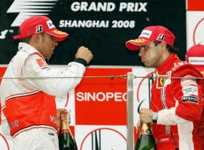 Hamilton, a la izquierda, celebra su victoria en el Gran Premio de China 2008 ante Massa.