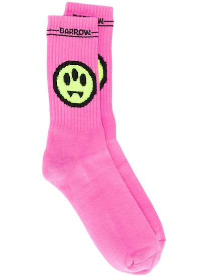 Los diseños irreverentes y a todo color de Barrow, una firma compuesta por un equipo de creativos multidisciplinar, llegan a los pies con estos calcetines en rosa fucsia y su icónico logo de emoji. Su precio es de 26 euros.