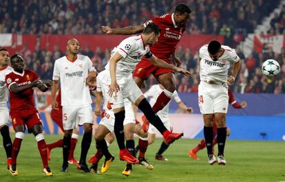 Los jugadores del Sevilla FC, el defensa Sergio Escudero (3d) y el delantero Manuel Agudo 'Nolito' (d), luchan el balón con el holandés Georginio Wijnaldum (2d), del Liverpool.