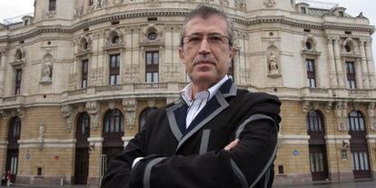 El director artístico del Arriaga, Emilio Sagi, ante la fachada principal del teatro.