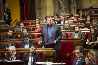 Oriol Junqueras, esta ma&ntilde;ana, durante su intervenci&oacute;n en el Parlamento.