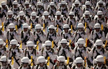 Soldados bolivianos marchan en un desfile militar el día en el que conmemoran el 189 aniversario de su independencia con España, en La Paz, Bolivia. 7 de agosto de 2014.