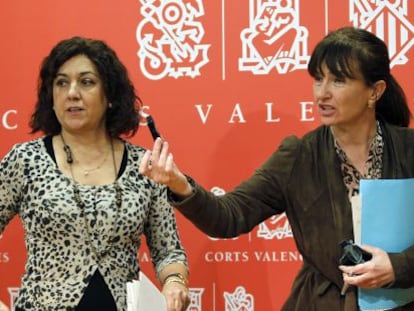 Las diputadas Carmen Ninet y Cristina Moreno, en las Cortes.