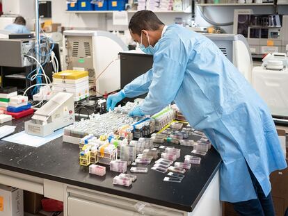 Cientistas se preparando para testar amostras de coronavírus em Nova York, nos EUA, nesta quarta-feira.