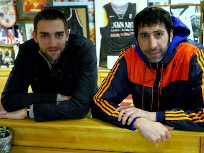 Axel Hervelle y &Aacute;lex Mumbr&uacute;, la pasada semana en el restaurante Ein Prosit de Bilbao