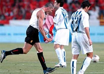 El uruguayo Walter Gerardo Pandiani, celebra el gol conseguido de penalti. Pandiani fue uno de los destacados de su equipo y, como suele ser habitual en él, aportó mucha brega por todo el campo.