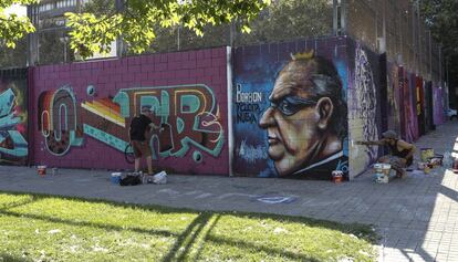 Dos artistas pintando muros en Barcelona