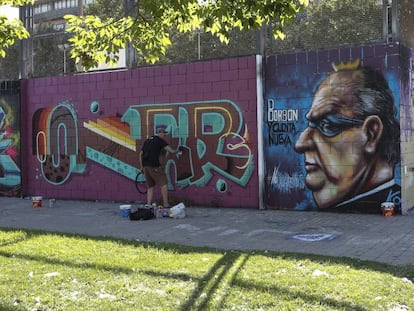 Dos artistas pintando muros en Barcelona
