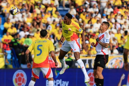 Yerry Mina de Colombia durante un partido por las eliminatorias sudamericanas para el Mundial 2026 entre las selecciones de Colombia y Perú, el 6 de junio 2025.