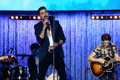 Álex Ubago durante su actuación, anoche, en los premios Cadena Dial en Recinto Ferial de Santa Cruz de Tenerife.