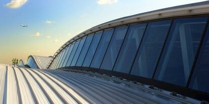 An airplane&rsquo;s-eye view of the new Terminal 2&rsquo;s undulating roof, designed by Luis Vidal+Arquitectos.