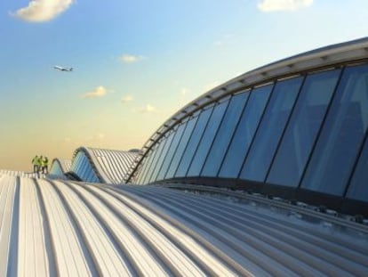 An airplane&rsquo;s-eye view of the new Terminal 2&rsquo;s undulating roof, designed by Luis Vidal+Arquitectos.