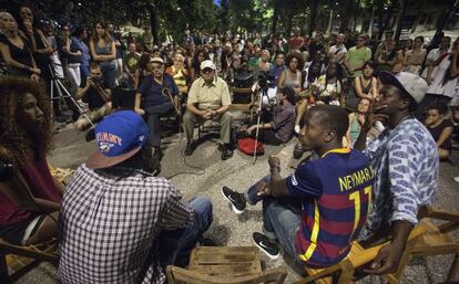 Charla con manteros en la rambla del Raval.