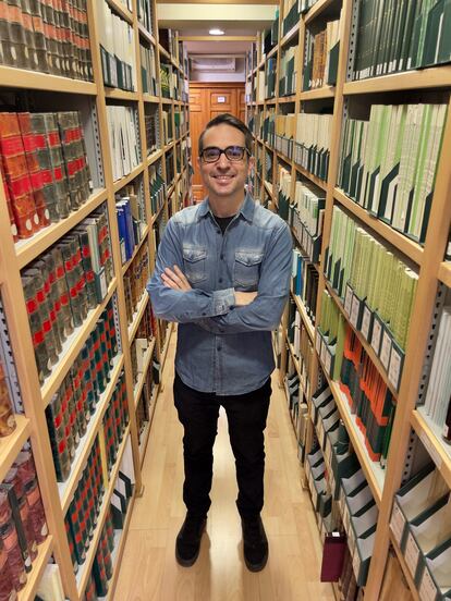 Félix Alonso Sánchez entre las estanterías de la biblioteca del Real Jardín Botánico.