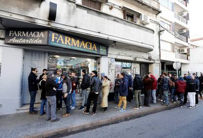 Colas en una de las 16 farmacias en las que se vende marihuana legal en Uruguay.
