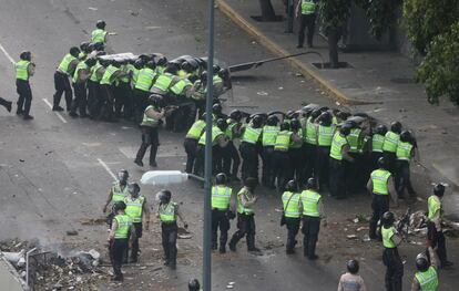 Los policías se enfrentan con bombas lacrimógenas a los opositores que desde los edificios cercanos lanzan piedras y otros objetos. Esta nueva ola de protestas se desencadenó a finales de marzo por las sentencias del Tribunal Supremo de Justicia que suspendió las competencias del Parlamento.