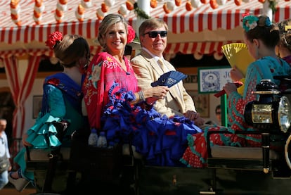 Los reyes de Holanda, Guillermo y Máxima, junto a sus tres hijas en la Feria de Sevilla, el 10 de mayo de 2019.