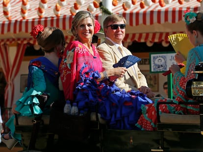 Los reyes de Holanda, Guillermo y Máxima, junto a sus tres hijas en la Feria de Sevilla, el 10 de mayo de 2019.