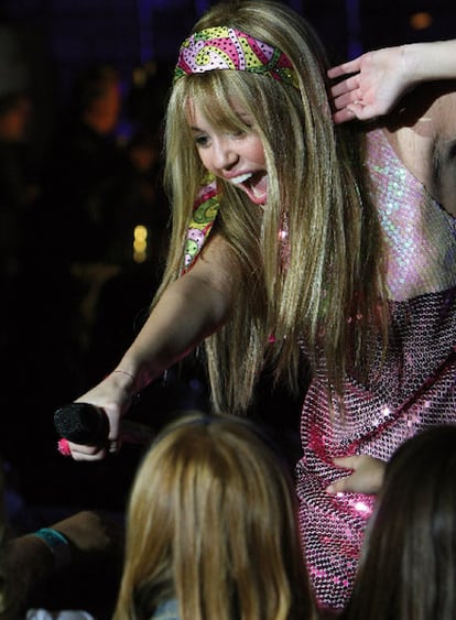 La actriz Miley Cirus, como Hannah Montana, durante una actuación de la gira de conciertos que ofreció en 2008.