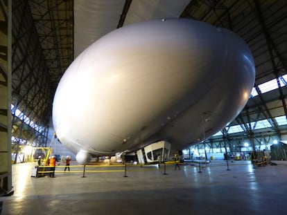 Trabajadores poniendo a punto el Airlander 10 en el hangar de la empresa fabricante Hybrid Air Vehicles.