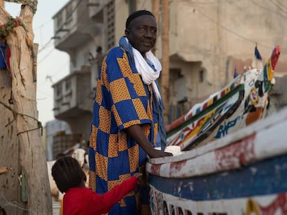 El profesor Séne en el barrio de pescadores Guet Ndar de Saint Louis (Senegal), donde nació hace 68 años.