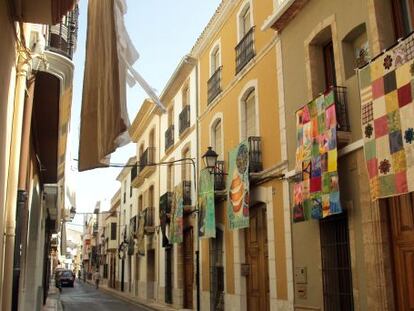 Una calle de Gata engalanada con obras de arte que imitan los antiguos &lsquo;cobertors&rsquo;.