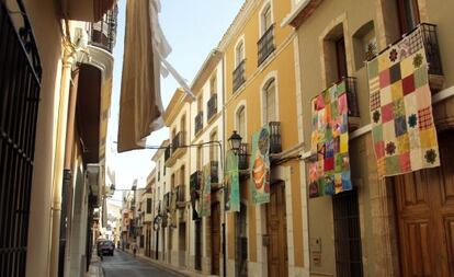 Una calle de Gata engalanada con obras de arte que imitan los antiguos ‘cobertors’.