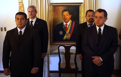 Los embajadores del ALBA, Alberto Castellar, de Venezuela (i); Alexis Bandrich, de Cuba (2i); Carlos Lopez, de Ecuador (d) y Nelson Artola, de Nicaragua (2d), guardan un minuto de silencio en homenaje al presidente Hugo Chávez, en la embajada de Venezuela en Santo Domingo (República Dominicana).