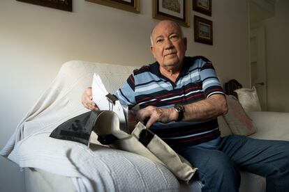 Domingo Lázaro revisa en el salón de su casa toda la documentación almacenada desde que inició los tramites para recibir las ayudas.