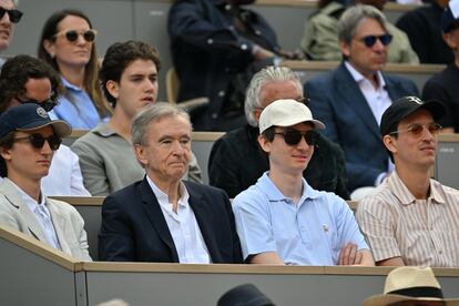 Bernard Arnault (el segundo por la izquierda) sigue el partido de la final individual masculina en la decimoquinta jornada del Roland Garros de París, Francia, el pasado 9 de junio.