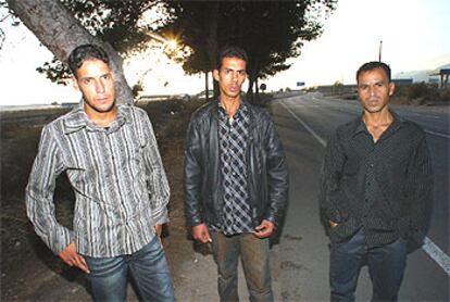 Abdennaji Bailete, Mohamed Fartout y Abdelkader Tabet, víctimas de agresiones xenóbofas, posan en un paraje de El Ejido.