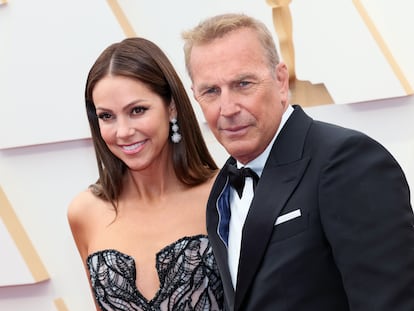 Christine Baumgartner y Kevin Costner, en la gala de los Oscar celebrada en Hollywood (California), en marzo de 2022.